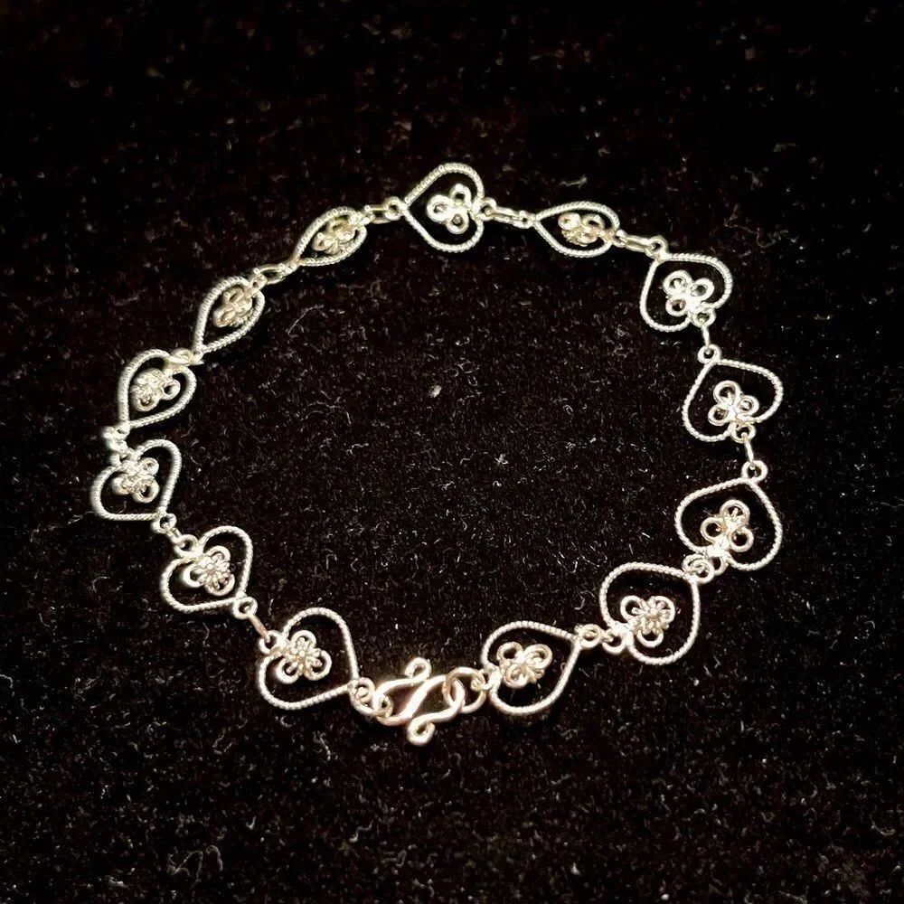 7-inch Silver-Tone Simple Elegant Heart Clasped Timeless Chain Bracelet